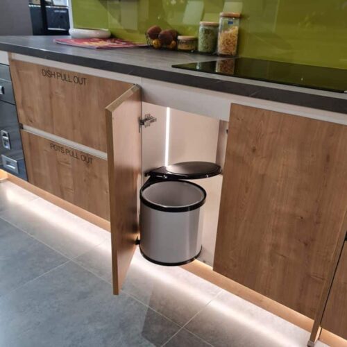 Ảnh thực tế Thùng rác gắn cánh lắp âm cửa Hafele Viola 502.24.003